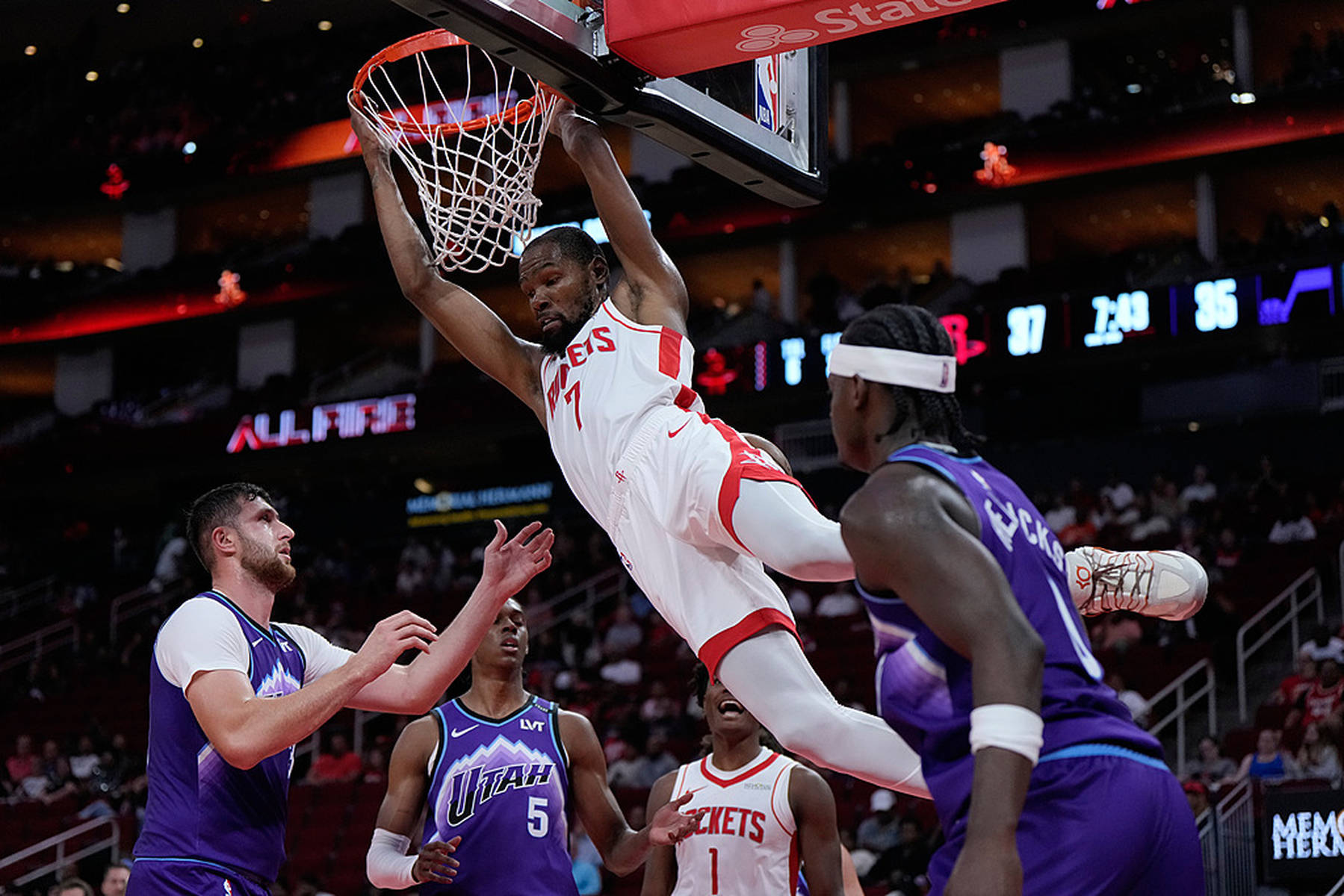 今晚马赛篮板制胜冲刺阶段广东宏远调整名单以备NBA季后赛，网友：犹他爵士关键时刻战术微调