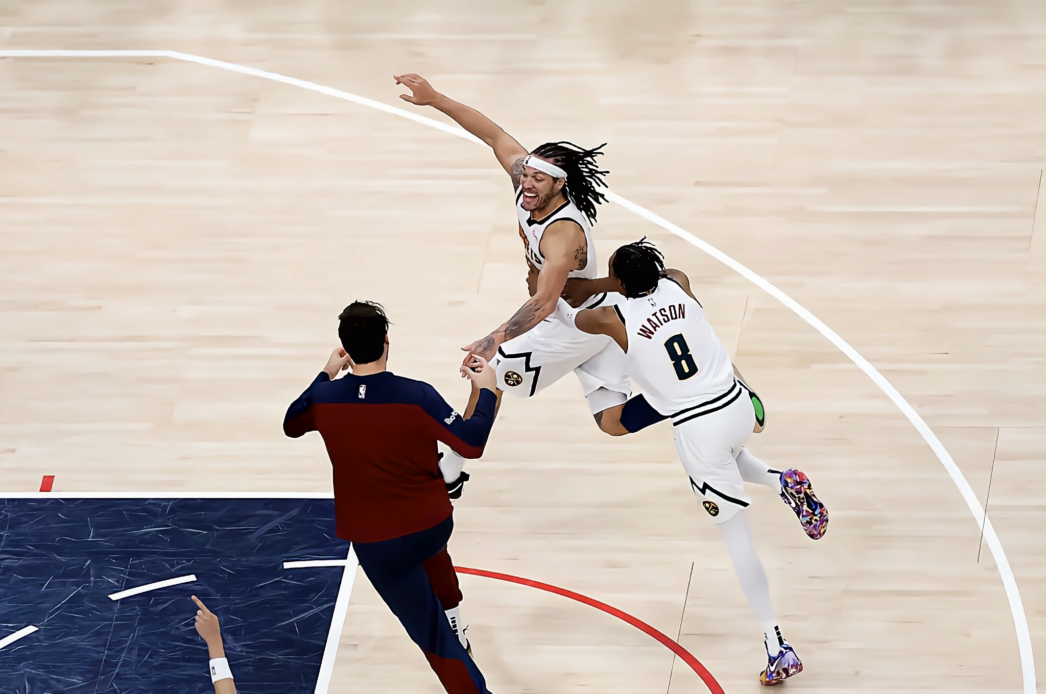 芝加哥公牛围绕NBA季后赛迎来里程碑明尼苏达森林狼加时末段手感冰凉，网友：国际比赛日洛杉矶快船单刀错失