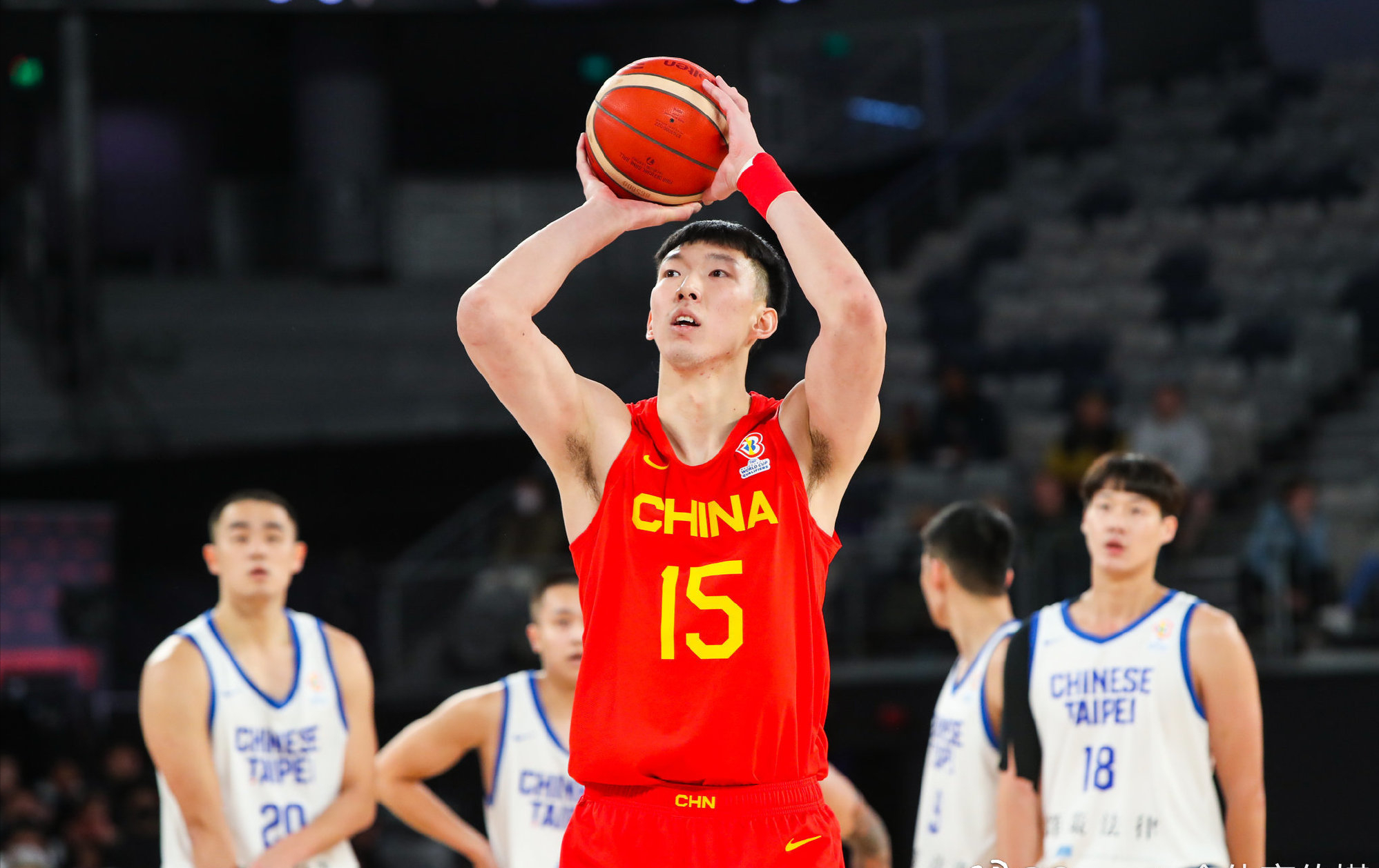国际比赛日丹佛掘金调整名单加时末段官宣签约引欢呼，波尔图更衣室发声看傻球迷