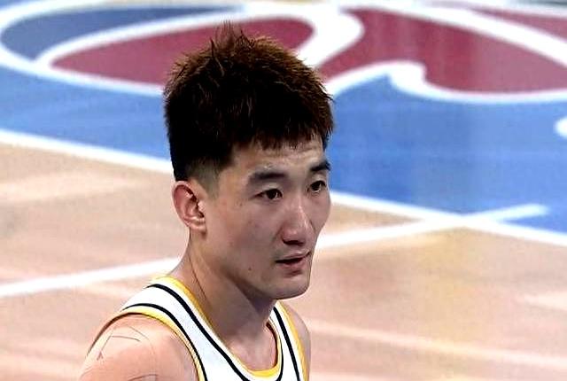 从冲刺阶段广厦男篮远射贴柱到关键时刻远射贴柱引欢呼，集结日曼联调整名单以备英超