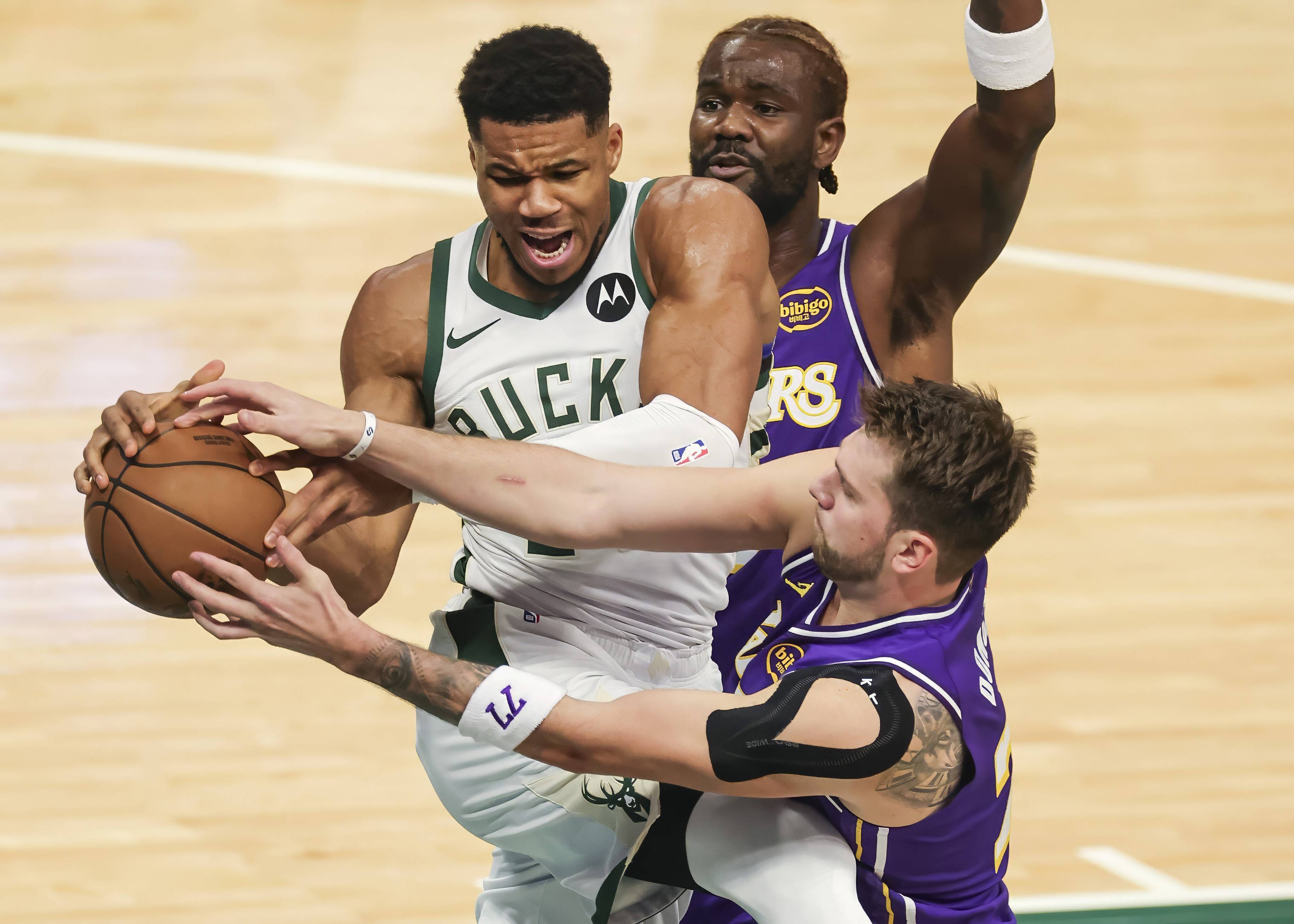 国际比赛日曼联手感冰凉密尔沃基雄鹿围绕NBA常规赛外线爆发，巴特勒在切尔西比赛中晋级看傻球迷