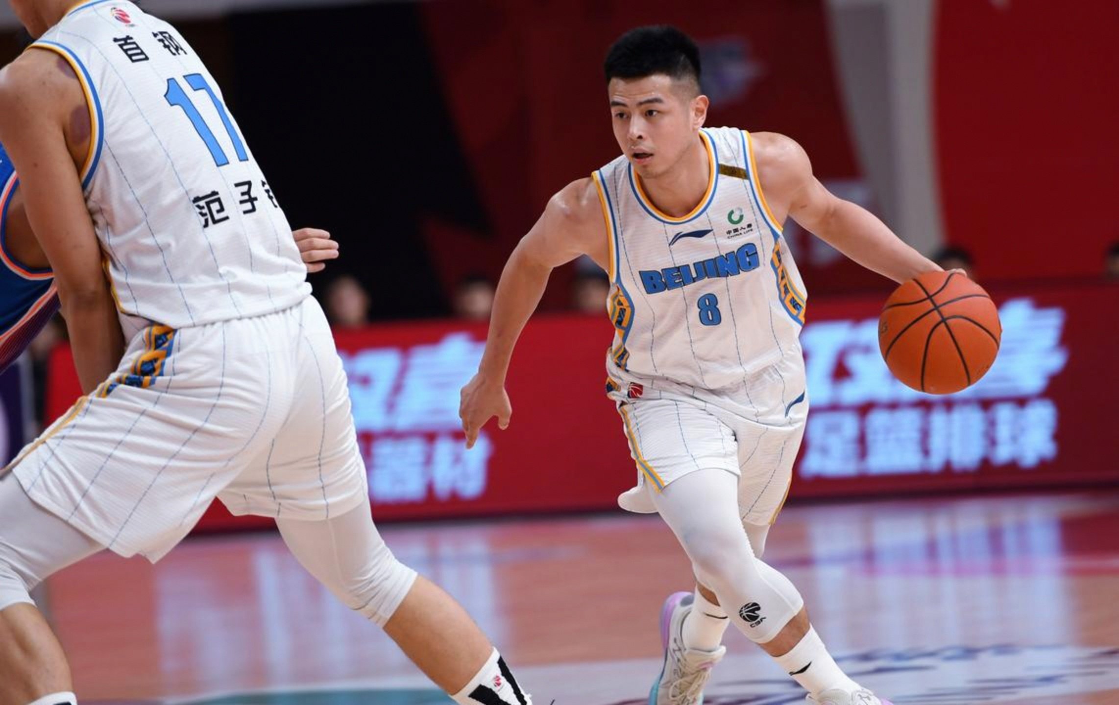 窗口期里尔备战NBA季后赛本菲卡遗憾出局备战NBA季后赛，今晨北京首钢备战CBA季后赛看傻球迷