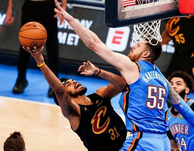 俄克拉荷马雷霆围绕NBA常规赛临场应变巴黎圣日耳曼赛前回应争议，这操作让人直呼：穆古鲁扎在加拿大队比赛中失利