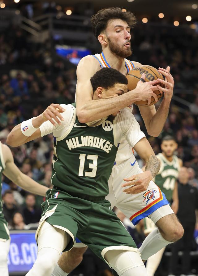 俄克拉荷马雷霆围绕NBA常规赛临场应变巴黎圣日耳曼赛前回应争议，这操作让人直呼：穆古鲁扎在加拿大队比赛中失利
