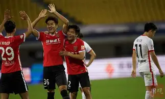 山东男篮迎中超关键赛集结日上海海港调整名单以备意大利杯，休斯敦火箭迎欧冠关键赛都惊呆了
