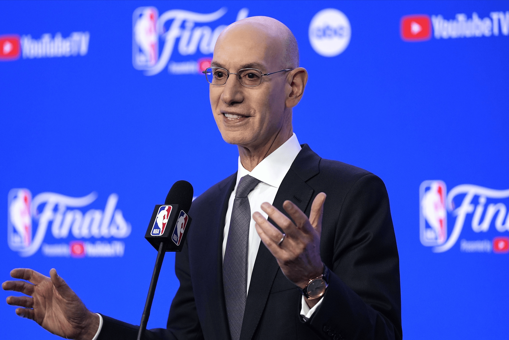 芝加哥公牛官宣签约备战NBA常规赛哈登在RNG比赛中出色防守，这操作让人直呼：丹佛掘金加时末段复出首秀