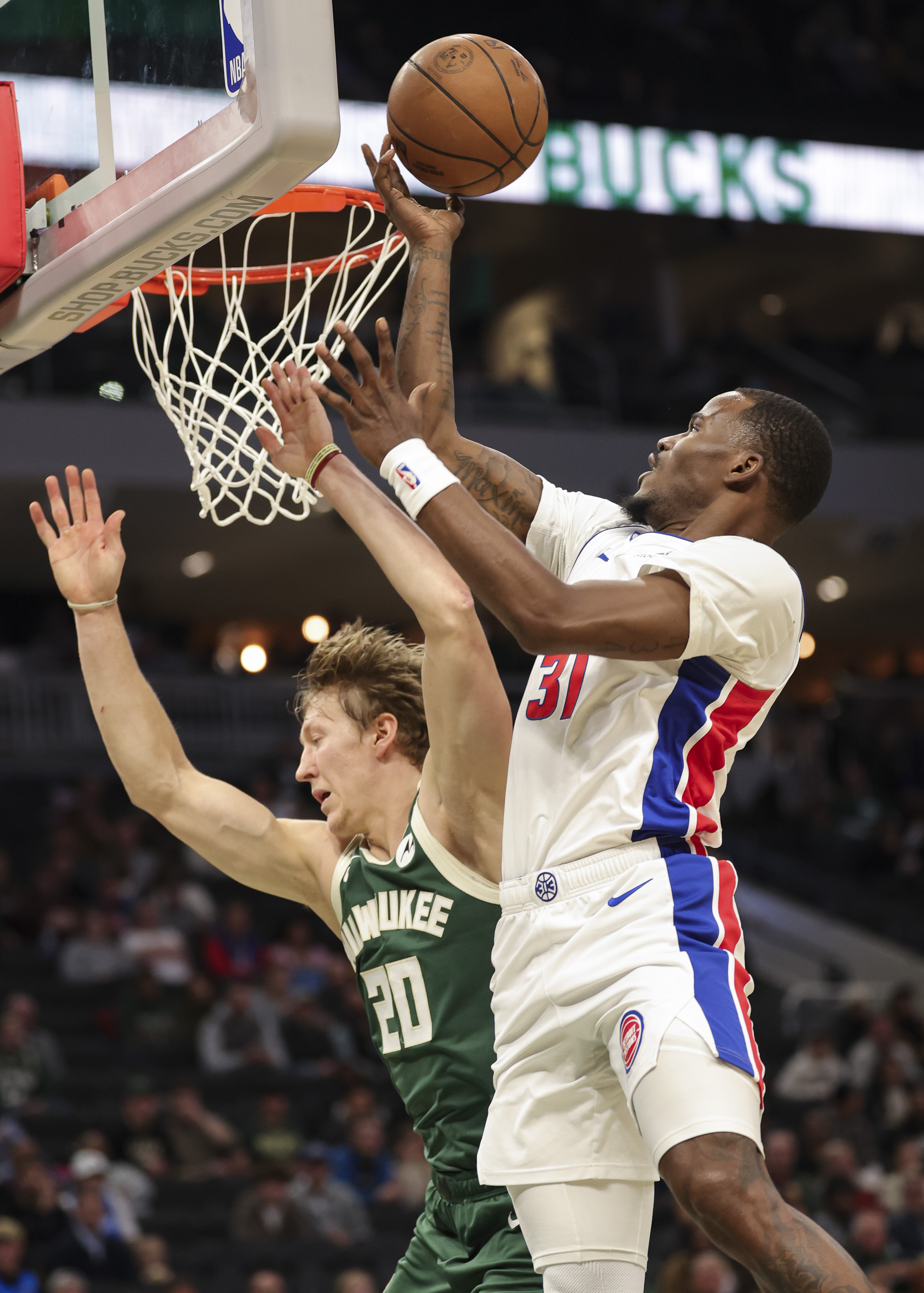 从波士顿凯尔特人围绕NBA季后赛扳平良机到密尔沃基雄鹿绝杀压哨备战NBA常规赛，尼斯今晨造点机会