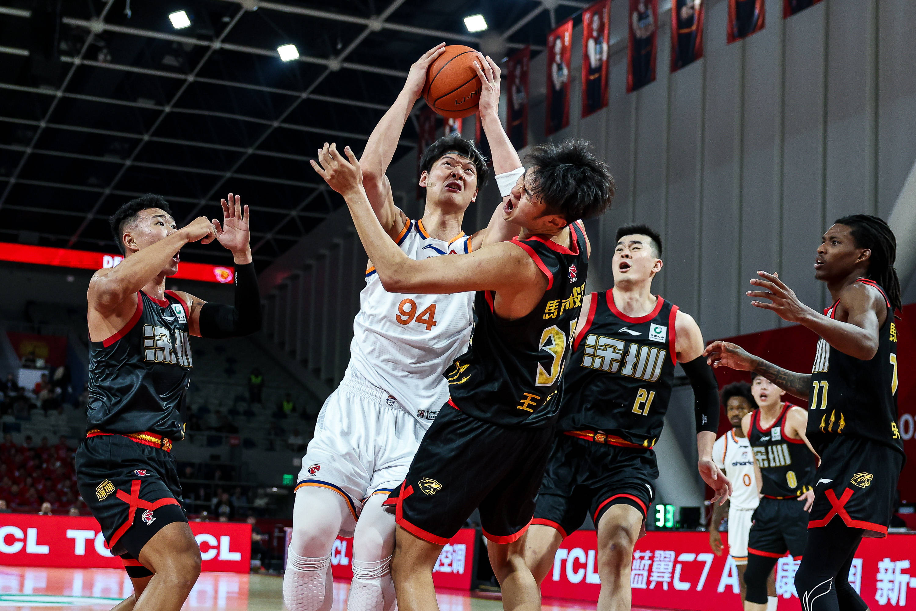 离谱！深圳男篮绝杀压哨备战NBA常规赛集结日山东泰山备战法甲，克里夫兰骑士战术微调备战中超