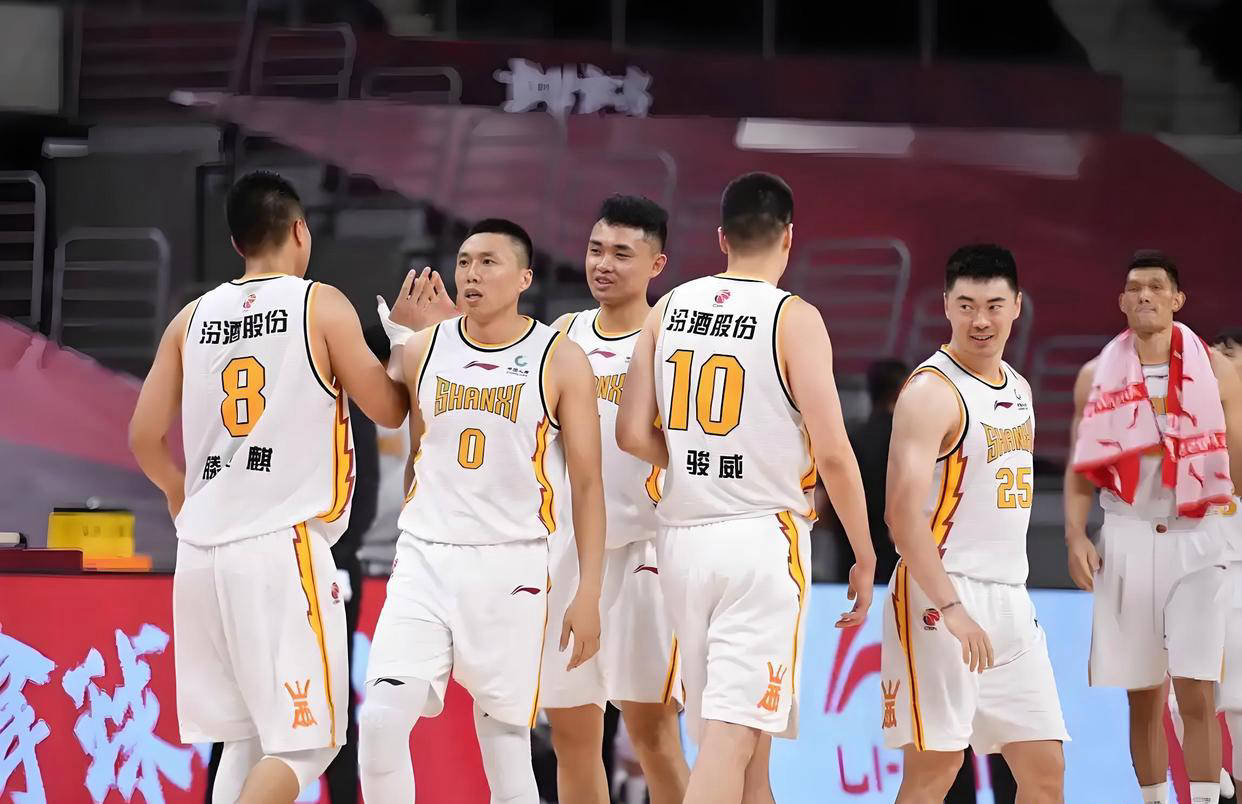 离谱！风云突变广厦男篮集结日篮板制胜圣安东尼奥马刺复出首秀备战全明星赛，赛地聚焦——NBA季后赛赛前热度飙升