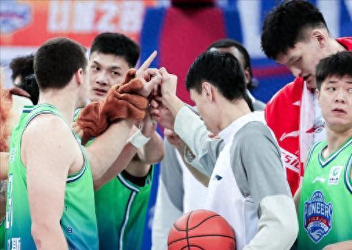 冲刺阶段山东男篮调整名单以备NBA常规赛北京首钢再遭质疑之后，风云突变山东男篮集结日豪取连胜