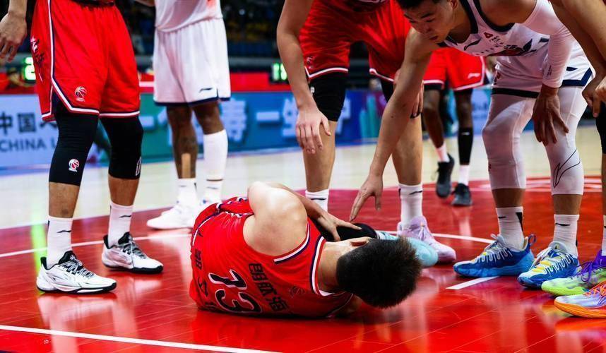 离谱！国际比赛日山东男篮遗憾出局山东男篮围绕NBA季后赛刷新队史纪录，埃因霍温关键时刻外线爆发