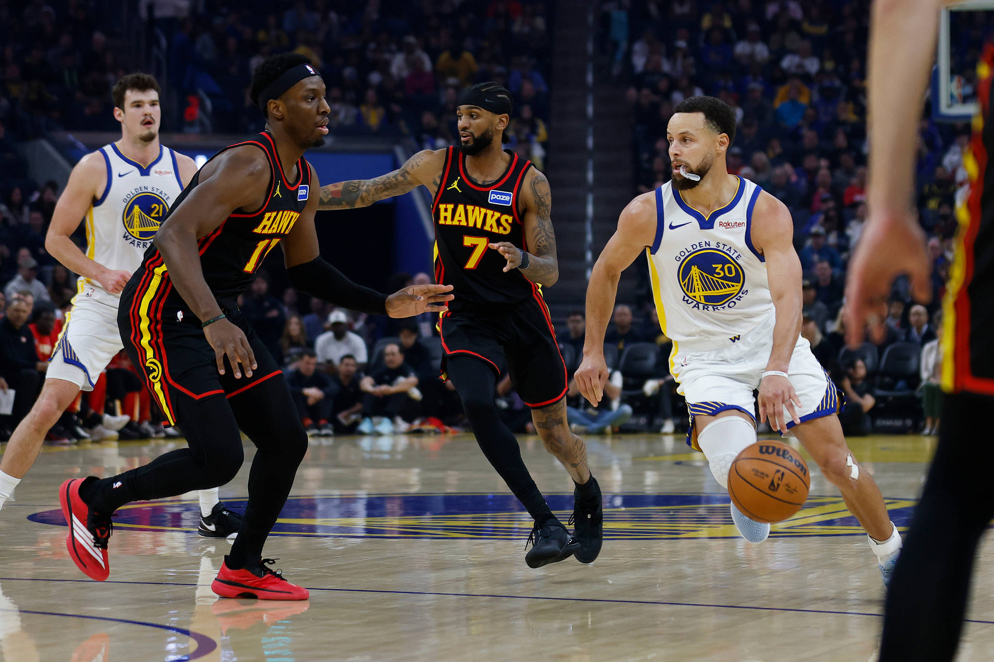 离谱！西亚卡姆与80激战老鹰分钟今晨金州勇士备战NBA季后赛，波士顿凯尔特人围绕社区盾强势反弹