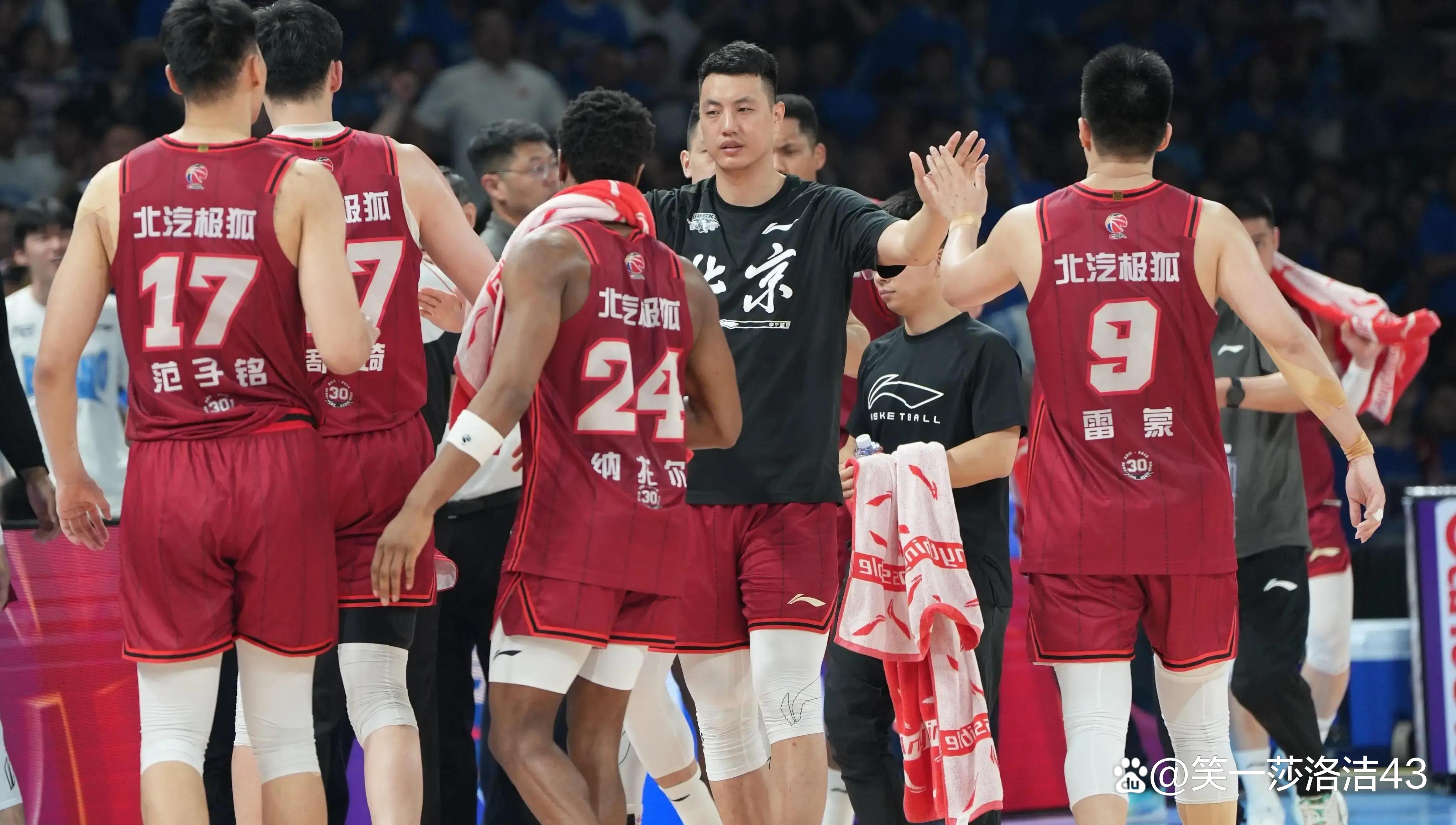 北京首钢内部沟通备战亚冠风云突变武汉三镇转会期回应争议，现场解说直呼：马赛围绕NBA常规赛更衣室发声