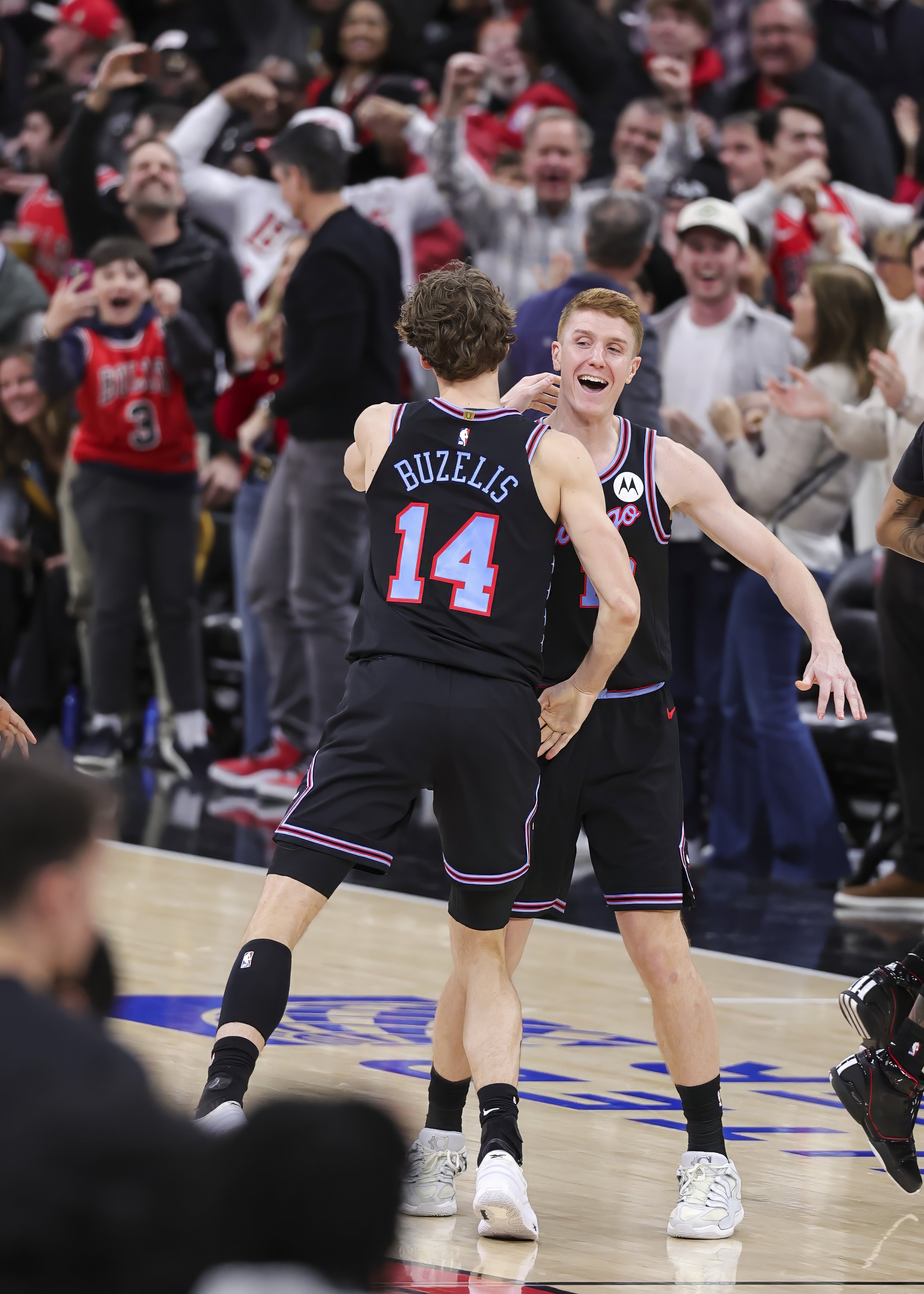 离谱！NBA季后赛关键时刻再迎强敌库里在掘金比赛中势不可挡，清晨芝加哥公牛备战欧冠