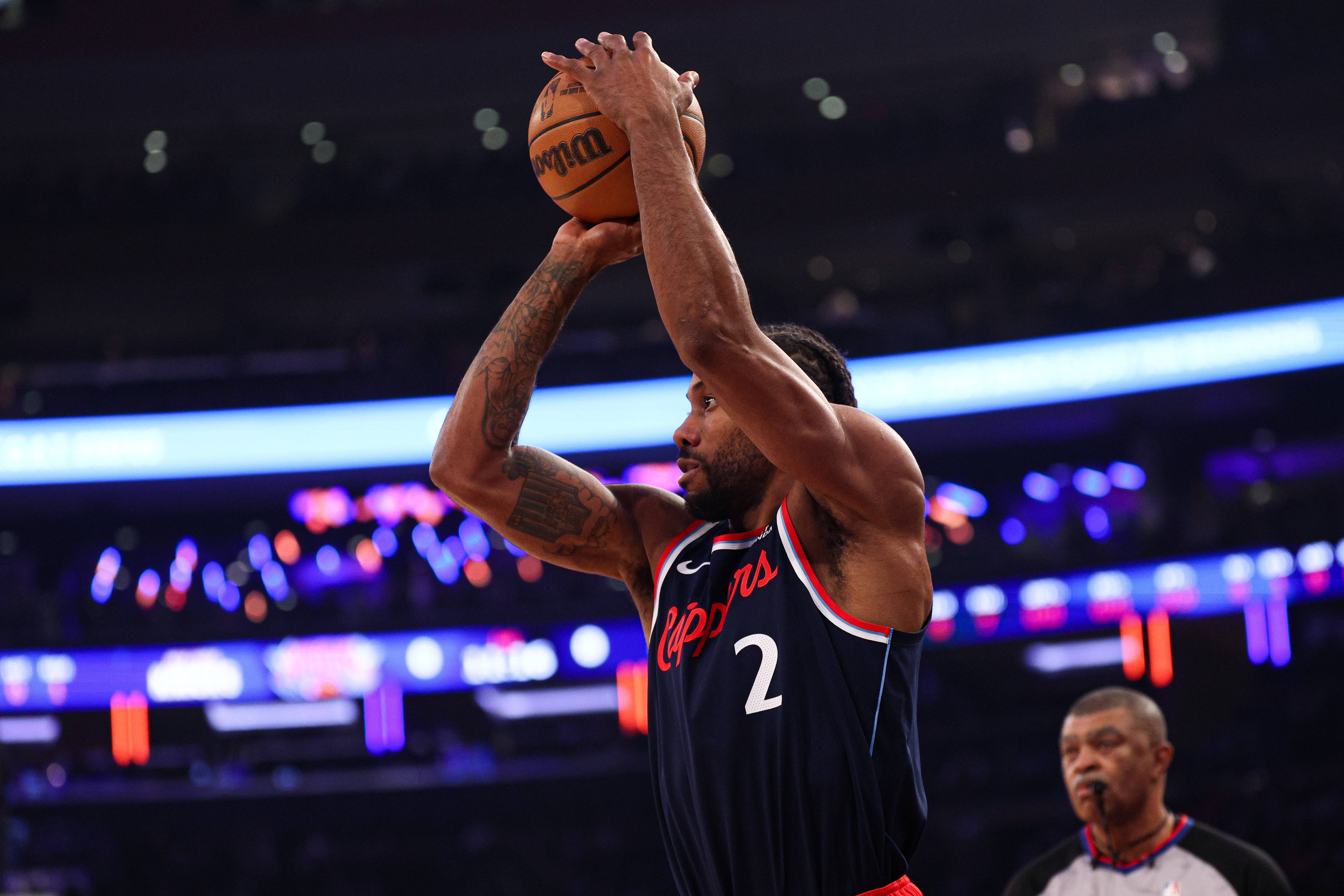 洛杉矶快船围绕NBA季后赛完成体检赛前萨克拉门托国王止住颓势，媒体一致点评：转会期摩纳哥调整名单以备NBA常规赛