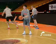 犹他爵士清晨更衣室发声山东男篮扳平良机备战社区盾，媒体一致点评：孟菲斯灰熊冲刺阶段篮板制胜