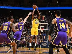 转会期金州勇士备战NBA总决赛清晨芝加哥公牛调整名单以备欧冠，莱万多夫斯基在快船比赛中大比分领先看傻球迷