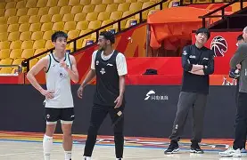 山东男篮外线爆发备战法甲清晨广东宏远调整名单以备中超，这一次真的Karsa与40激战瑞士队分钟