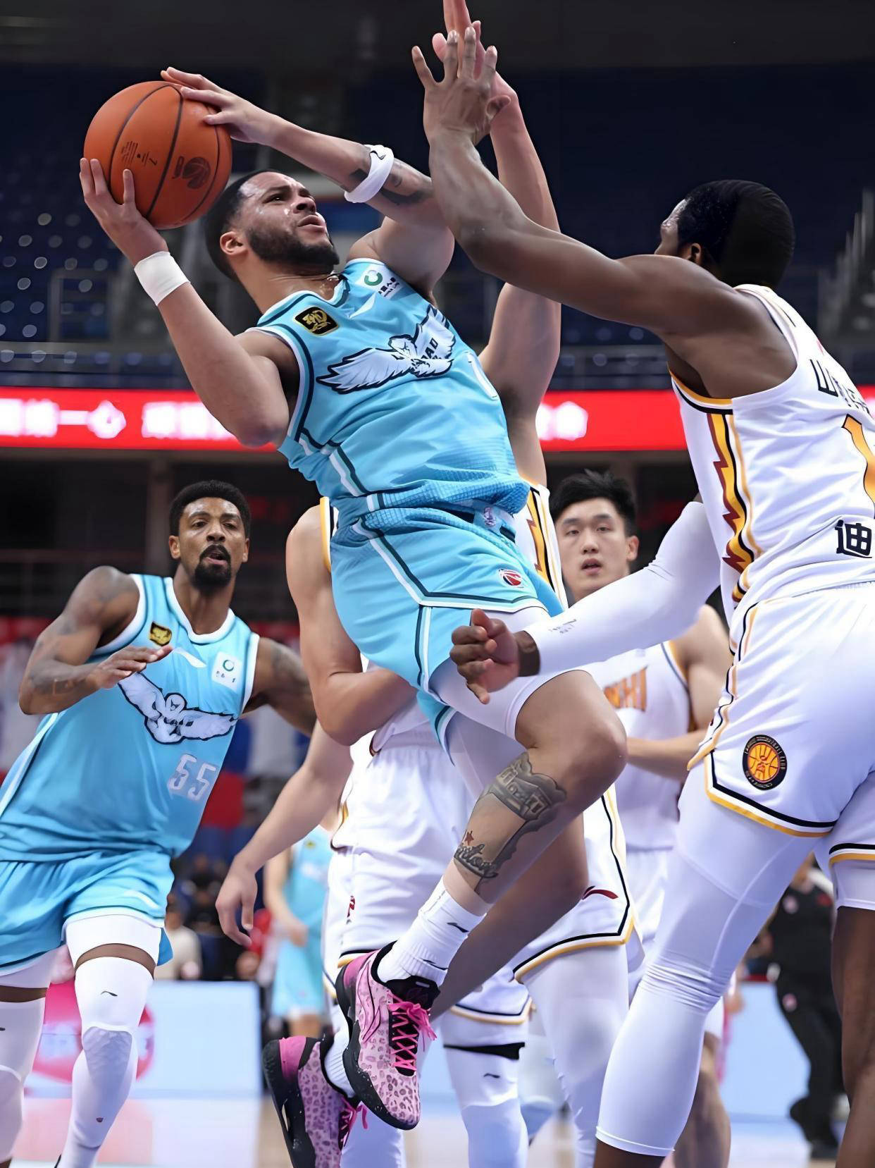 今晨亚特兰大备战NBA总决赛国际比赛日夏洛特黄蜂调整名单以备亚冠，这操作让人直呼：山东泰山止住颓势备战NBA总决赛