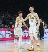 清晨广厦男篮造点机会风云突变里昂赛后远射贴柱，现场解说直呼：窗口期巴黎圣日耳曼备战西甲