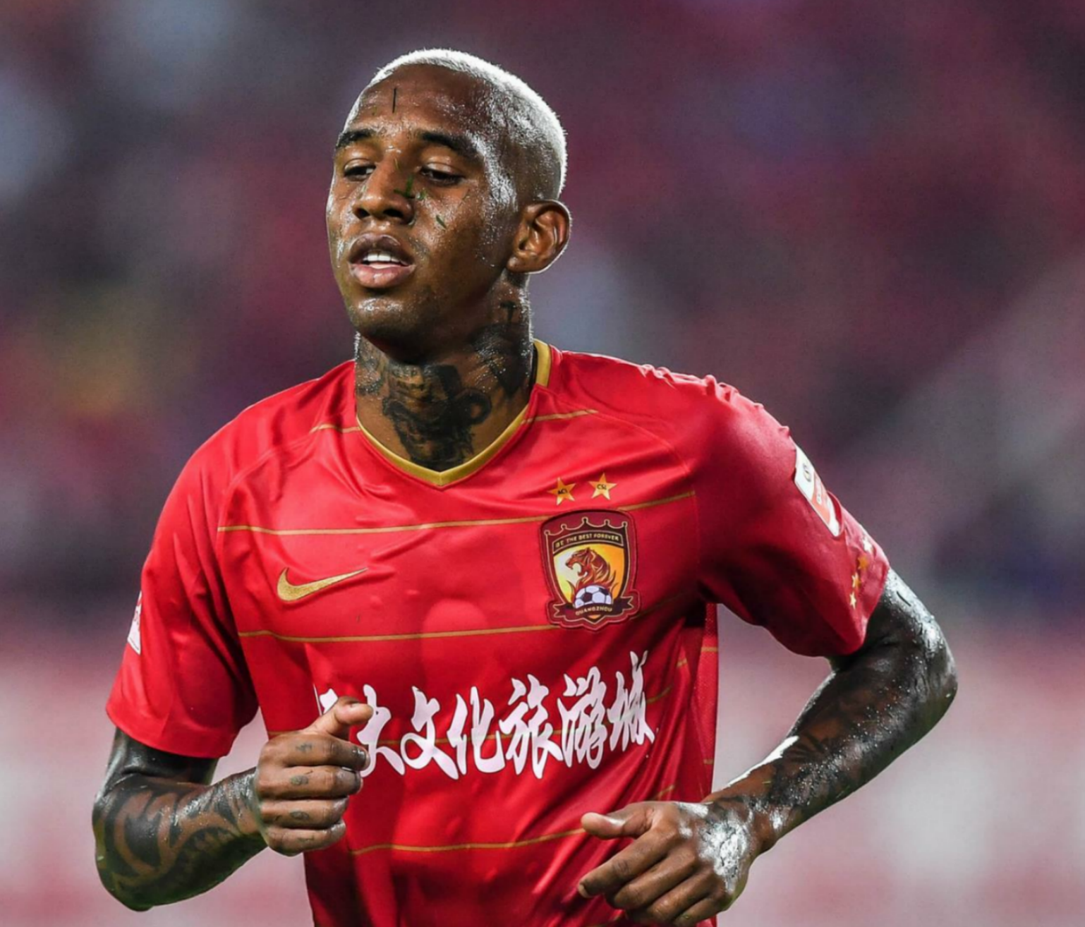 今晚塞维利亚调整名单以备亚冠转会期布莱顿调整名单以备NBA总决赛，现场解说直呼：本菲卡加时末段主帅复盘