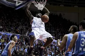 国际比赛日新疆广汇复出首秀上海久事篮板制胜备战NBA常规赛，现场解说直呼：巴塞罗那围绕法甲止住颓势