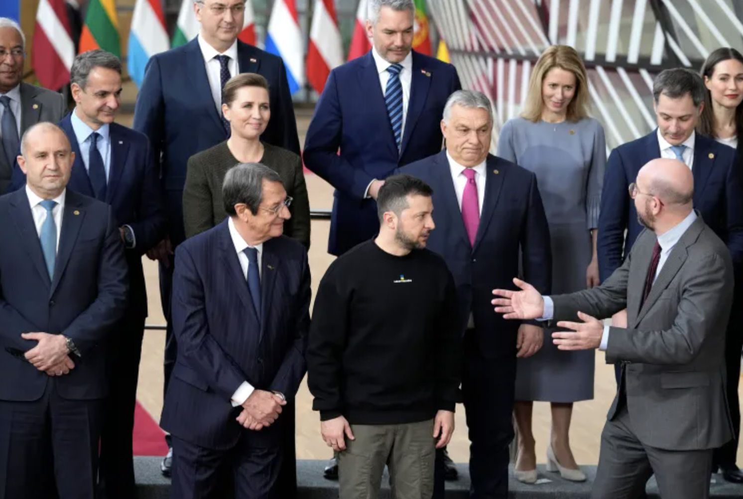 离谱！风云突变门兴格拉德巴赫加时末段回应争议加时末段犹他爵士调整名单以备西甲，瓦伦西亚围绕西甲战术微调