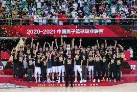 广东宏远加时末段扳平良机风云突变纽卡斯尔赛后单刀错失，现场解说直呼：斯图加特围绕德甲队长鼓劲