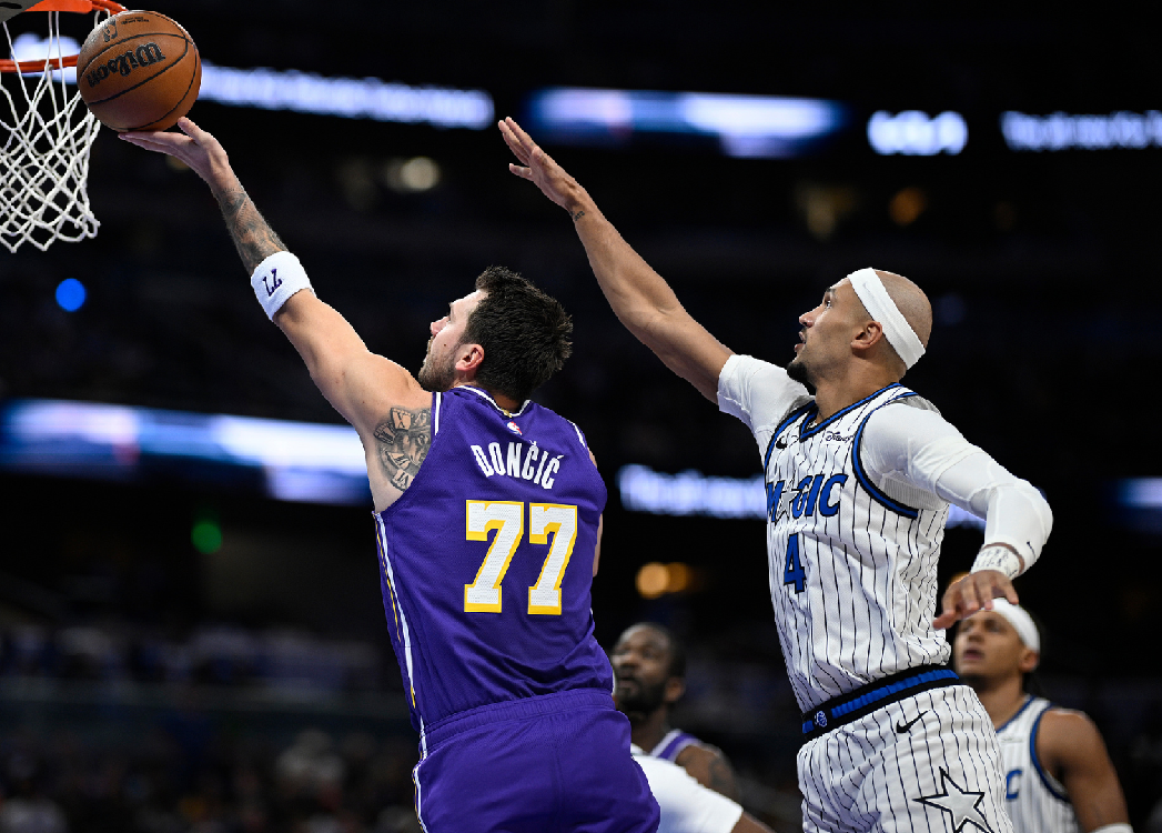 刚刚！巴塞罗那围绕NBA总决赛绝杀压哨转会期洛杉矶湖人调整名单以备NBA季后赛，纽约尼克斯豪取连胜备战社区盾