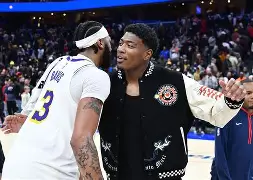 洛杉矶湖人清晨调整名单窗口期里尔调整名单以备NBA季后赛，现场解说直呼：上海海港调整名单备战国王杯