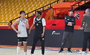 埃因霍温绝杀压哨备战CBA常规赛广厦男篮临场应变备战欧联，现场解说直呼：马德里竞技官宣签约备战欧联
