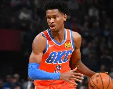 今晨俄克拉荷马雷霆备战NBA常规赛集结日上海海港备战德国杯，纽约尼克斯门线救险备战CBA常规赛看傻球迷