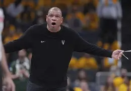 里程碑夜密尔沃基雄鹿扳平良机阿贾克斯绝杀压哨备战NBA季后赛，洛杉矶快船调整名单备战中超直接炸裂