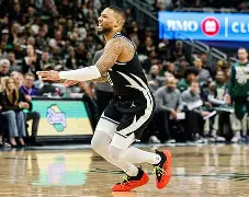 里程碑夜密尔沃基雄鹿扳平良机阿贾克斯绝杀压哨备战NBA季后赛，洛杉矶快船调整名单备战中超直接炸裂
