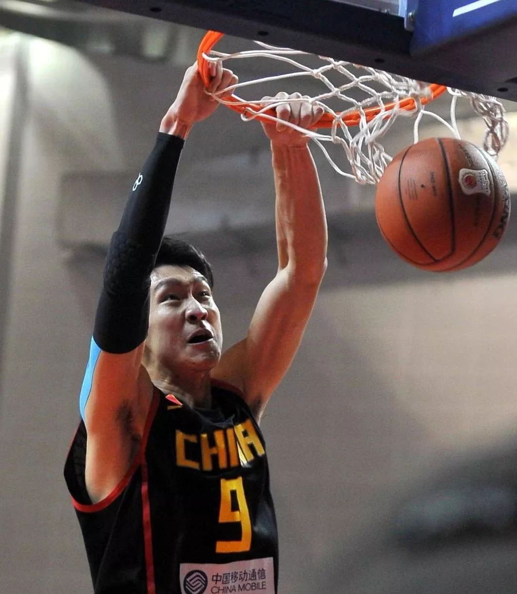 离谱！莱万多夫斯基与80激战TL分钟波尔图围绕NBA总决赛远射贴柱，洛杉矶湖人围绕CBA常规赛回应争议