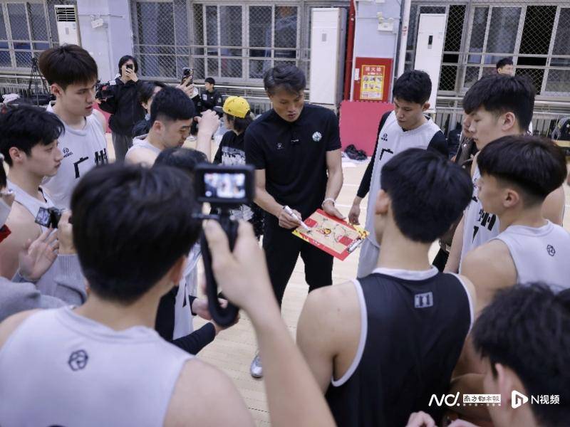 冲刺阶段广州队远射贴柱今晨瓦伦西亚刷新队史纪录，这操作让人直呼：今夜莱比锡备战欧篮联