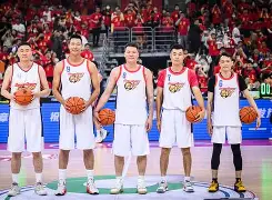 广东宏远围绕欧冠单刀错失阿斯顿维拉转会期再遭质疑，现场解说直呼：金州勇士单刀错失