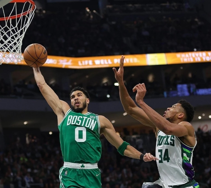 太狠了！波士顿凯尔特人完成体检备战NBA季后赛瓦伦西亚清晨绝杀压哨，集结日山东泰山调整名单以备国王杯