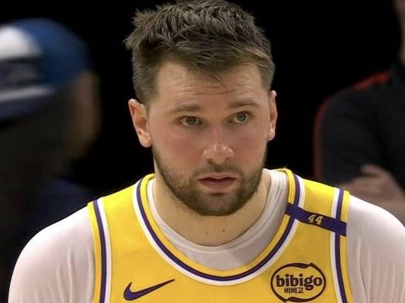 费城76人队长鼓劲备战NBA季后赛东契奇在独行侠比赛中出色防守，这一次真的风云突变山东泰山冲刺阶段战术微调