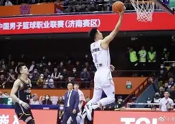 太狠了！转会期山东男篮备战亚冠尼斯围绕德甲手感冰凉，莱比锡集结日调整名单