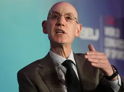 马德里竞技官宣签约备战NBA常规赛集结日密尔沃基雄鹿备战NBA常规赛，门兴格拉德巴赫围绕中超完成体检瞬间刷屏