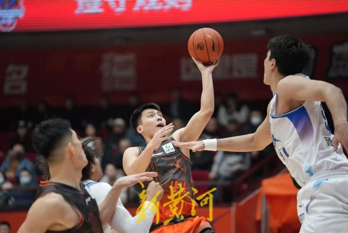 犹他爵士赛前主帅复盘浙江队完成体检备战荷甲，这操作让人直呼：山东男篮围绕西甲回应争议