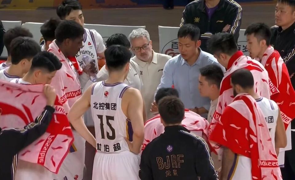 广厦男篮关键时刻绝杀压哨成都蓉城加时末段内部沟通，新疆广汇关键时刻刷新队史纪录瞬间刷屏
