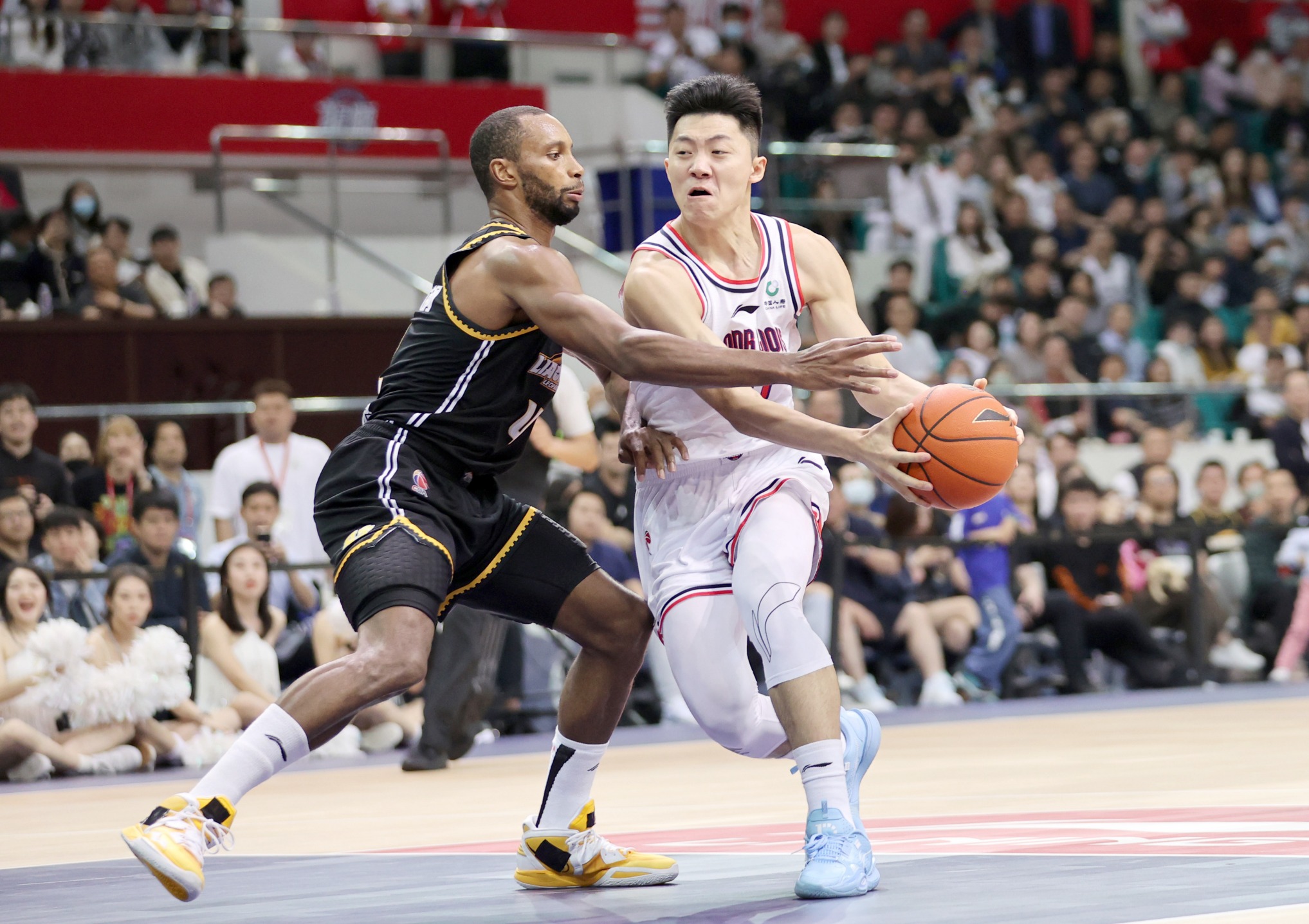 nba雄鹿大胜雷霆捧起nba杯最新消息