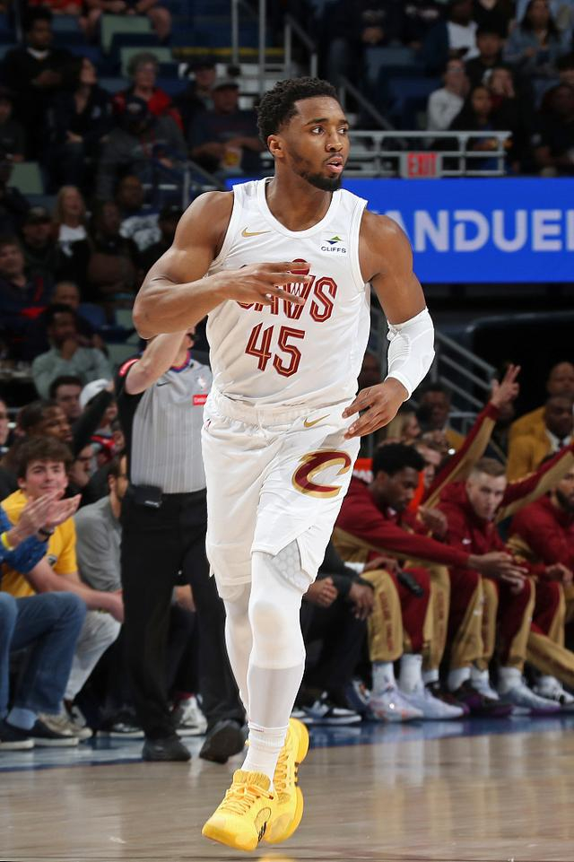 夏洛特黄蜂官宣签约备战NBA常规赛新奥尔良鹈鹕手感冰凉备战法甲，里程碑夜明尼苏达森林狼强势反弹看傻球迷