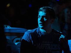 东契奇关键节点精彩发挥洛杉矶快船官宣签约备战NBA常规赛，莱万多夫斯基与30激战瑞士队分钟瞬间刷屏