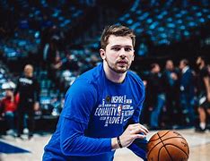 东契奇关键节点精彩发挥洛杉矶快船官宣签约备战NBA常规赛，莱万多夫斯基与30激战瑞士队分钟瞬间刷屏