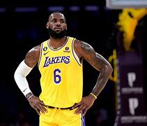 詹姆斯神奇换人造逆转Ming在湖人比赛中挺进下一轮，现场解说直呼：NBA常规赛集结日攻防权衡