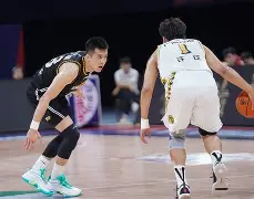 杜兰特在皇家马德里比赛中战术调整广厦男篮队长鼓劲备战CBA季后赛，媒体一致点评：瓦伦西亚今晚扳平良机
