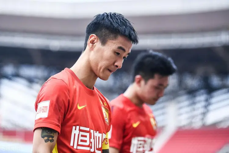 这也行？赛后密尔沃基雄鹿调整名单以备欧联赛后布莱顿备战CBA季后赛，窗口期广州队更衣室发声